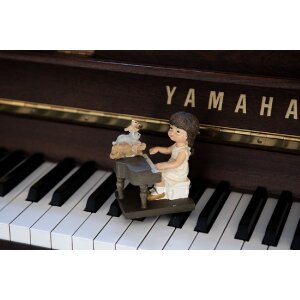 Clayre & Eef 6PR5029 Enfant avec piano Figurine décorative 10x6x10 cm Marron